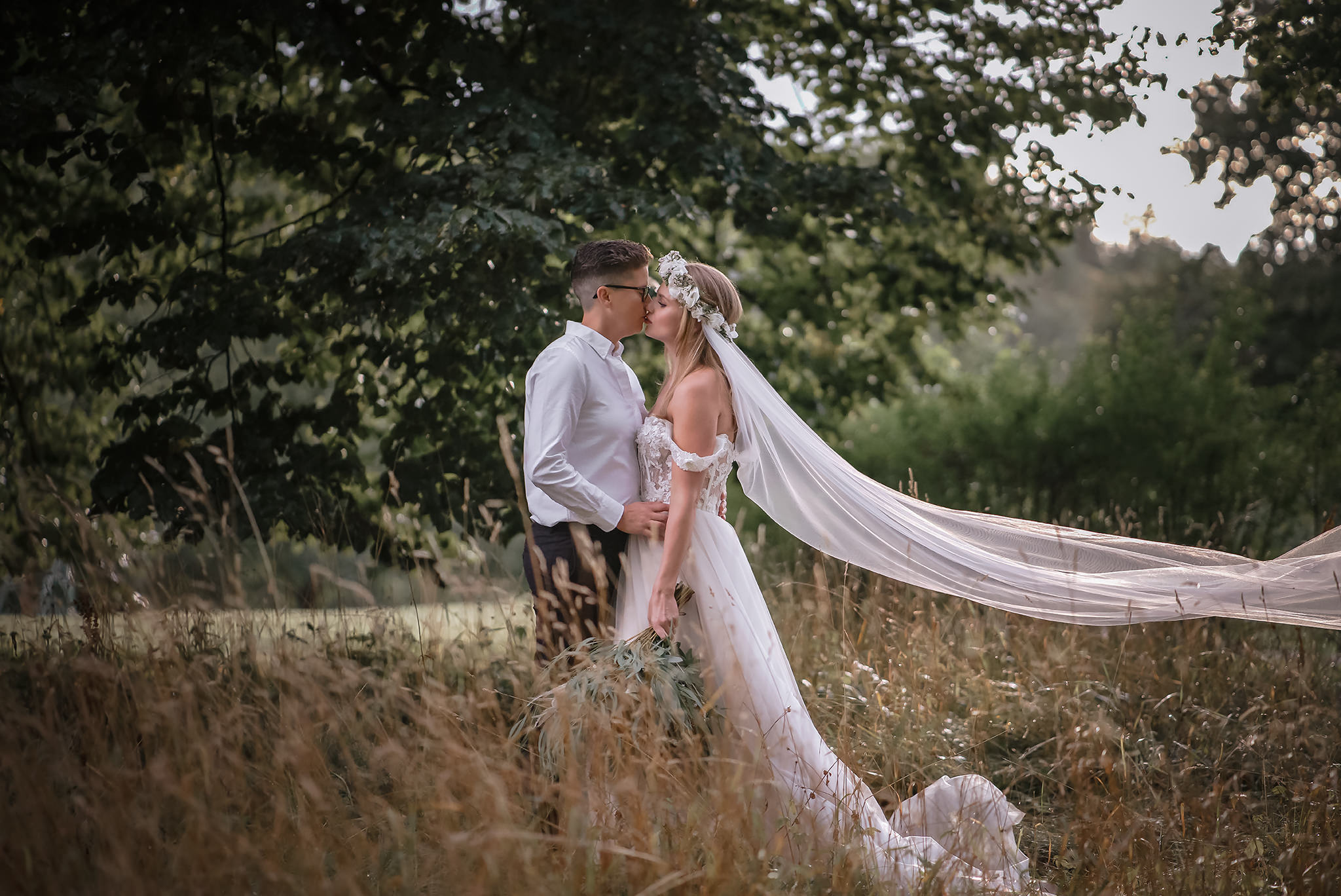 Br&ouml;llopsfotograf Carina Krantz fotograferar br&ouml;llop i naturligt ljus