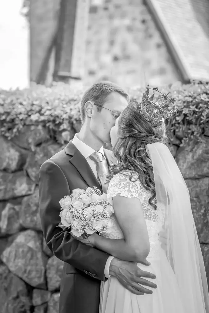 Kyssandes brudpar i svartvitt.