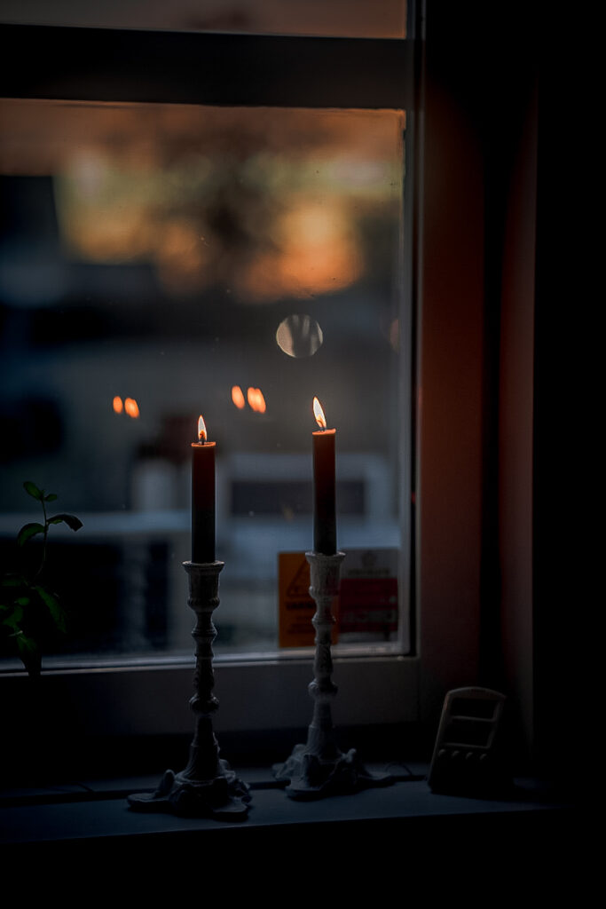 Stillhet i morgonljus med levande ljus och soluppgång