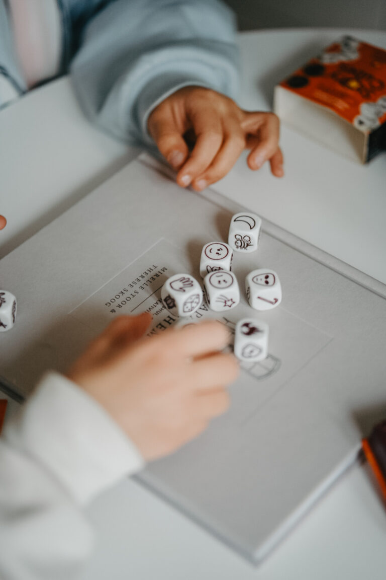 Små barns händer som spelar med tärningar – ett lekfullt och närvarande ögonblick