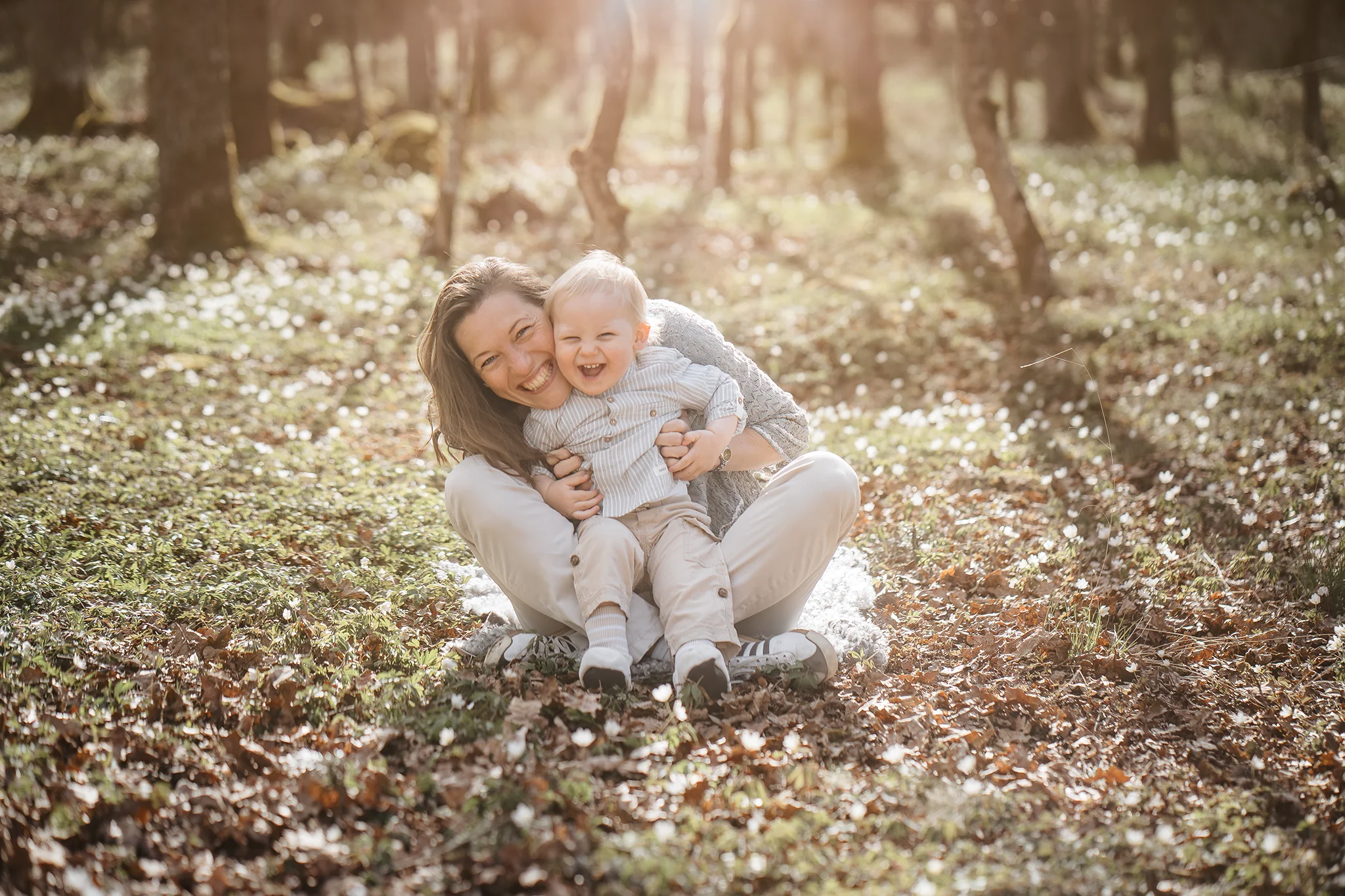 Mammafotografering i vårmiljö – mamma och son i vitsippebacke