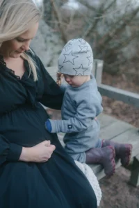 Närvarande mamma-barn-porträtt fotograferat utomhus