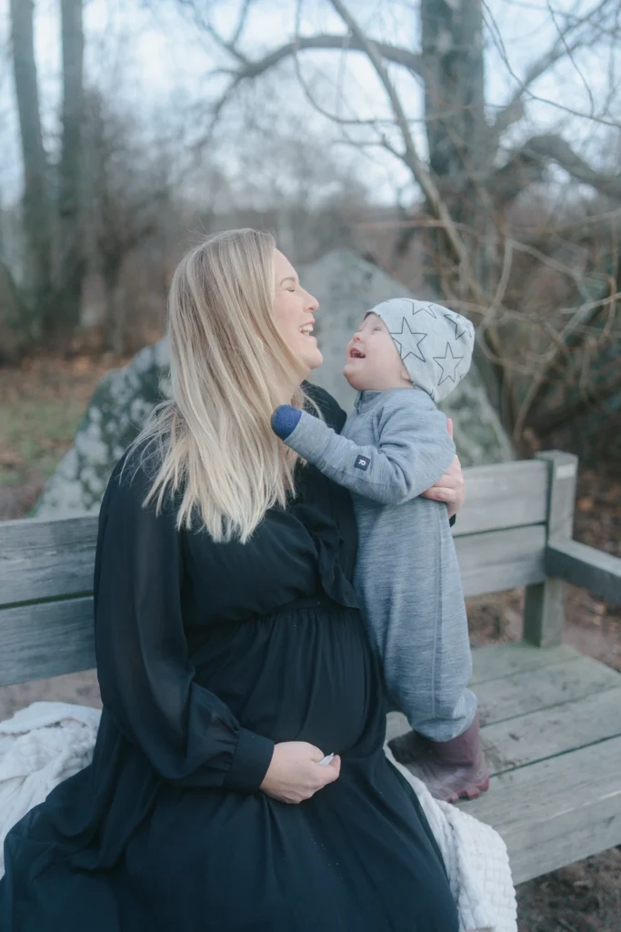 N&auml;rvarande mamma-barn-portr&auml;tt fotograferat utomhus