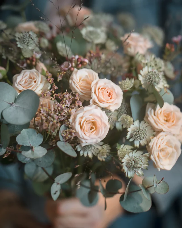 Bukett med mjuka pastelltoner fotograferad i naturligt ljus