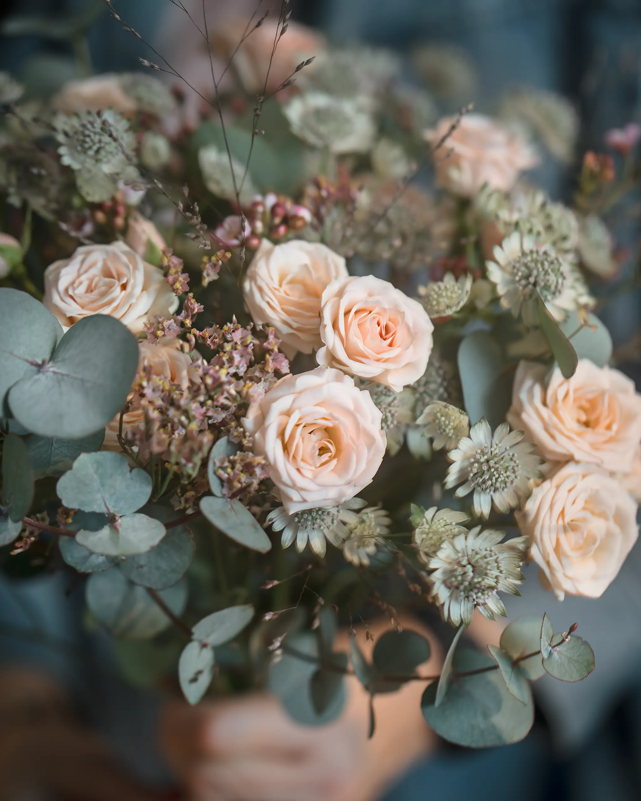 Bukett med mjuka pastelltoner fotograferad i naturligt ljus