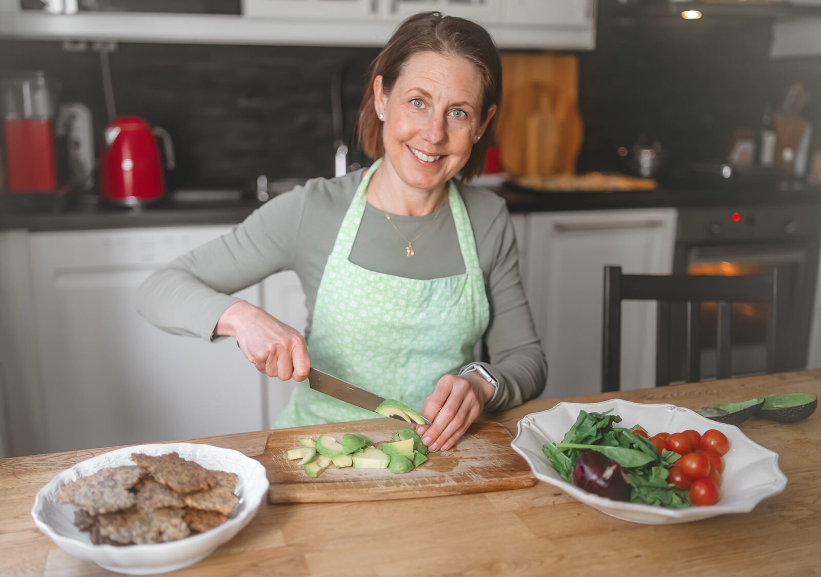 kvinna som lagar mat i k&ouml;k &ndash; brandingfotografering i Uppsala